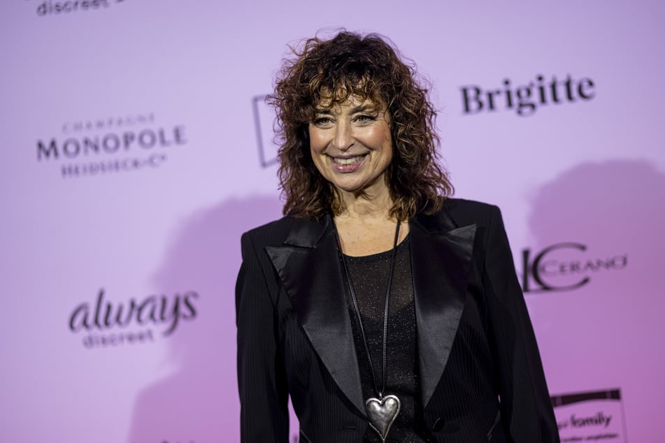 Isabel Varell (64) ist als Schauspielerin, Sängerin, Musicaldarstellerin und Moderatorin bekannt.