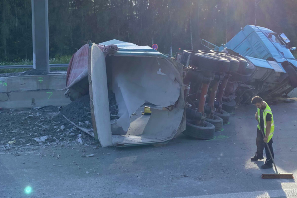Ein Sattelzug hat am Mittwoch für eine Komplettsperrung der A9 bei Schweitenkirchen im Landkreis Pfaffenhofen an der Ilm gesorgt.