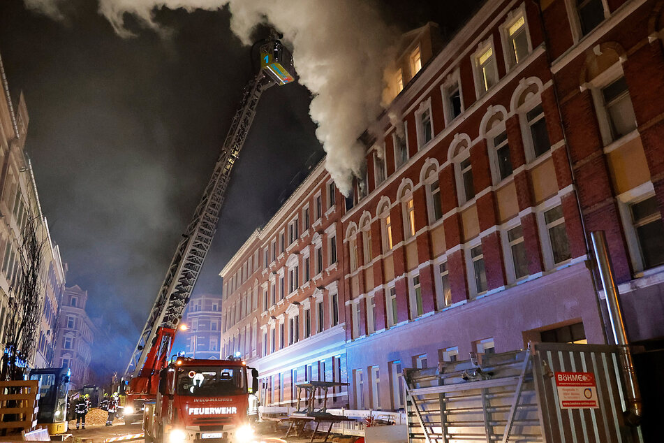 Feuerwehreinsatz in der Nacht auf Samstag in Chemnitz: In der Zietenstraße brannte eine Wohnung in einem Altbau. Die Feuerwehr musste die Bewohner evakuieren.