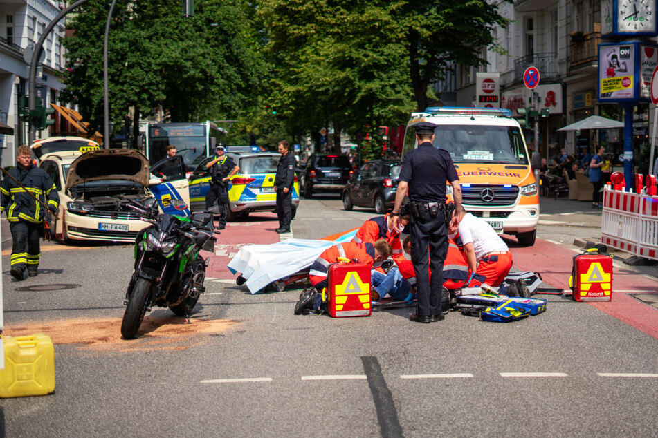 In Hamburg ist am Samstagmittag ein Motorradfahrer von einem Taxi erfasst und schwer verletzt worden.