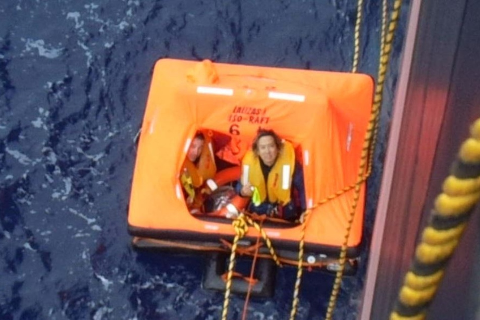 Die beiden Besatzungsmitglieder trieben Stundenlang in einem Rettungsfloß im Südatlantik umher. Dann wurden sie von einem Öltanker gerettet.