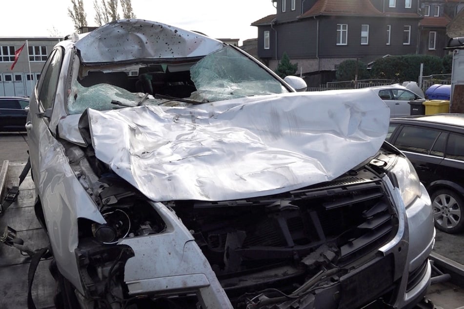 Einer der Unfallwagen, ein VW, wurde bei dem Aufprall komplett zerstört.