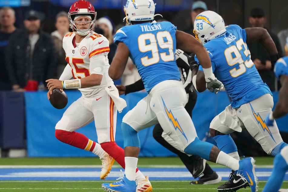Chiefs quarterback Patrick Mahomes (l) threw for three TDs against the Chargers on Thursday night.