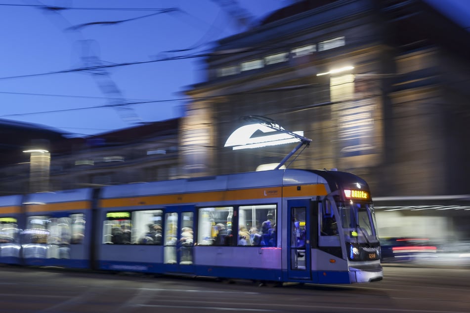 An der Straßenbahnhaltestelle vor dem Hauptbahnhof gerieten am Samstagabend mehrere junge Männer aneinander. (Archivfoto)