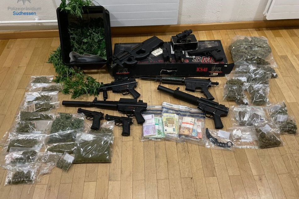 Darmstädter Polizeibeamte stellten im Zuge der Ermittlungen unterschiedliche Mengen an Drogen sowie einige Waffen sicher.