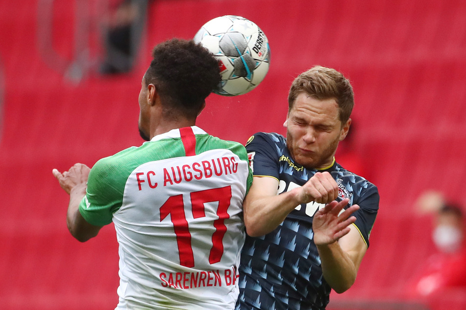 Benno Schmitz (r.) hatte Probleme mit Gegenspieler Sarenren Bazee und wurde nach 28 Minuten ausgewechselt.