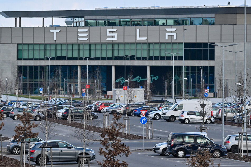 Nach Anschlag auf Tesla: Reparatur an Strommast geht schnell voran