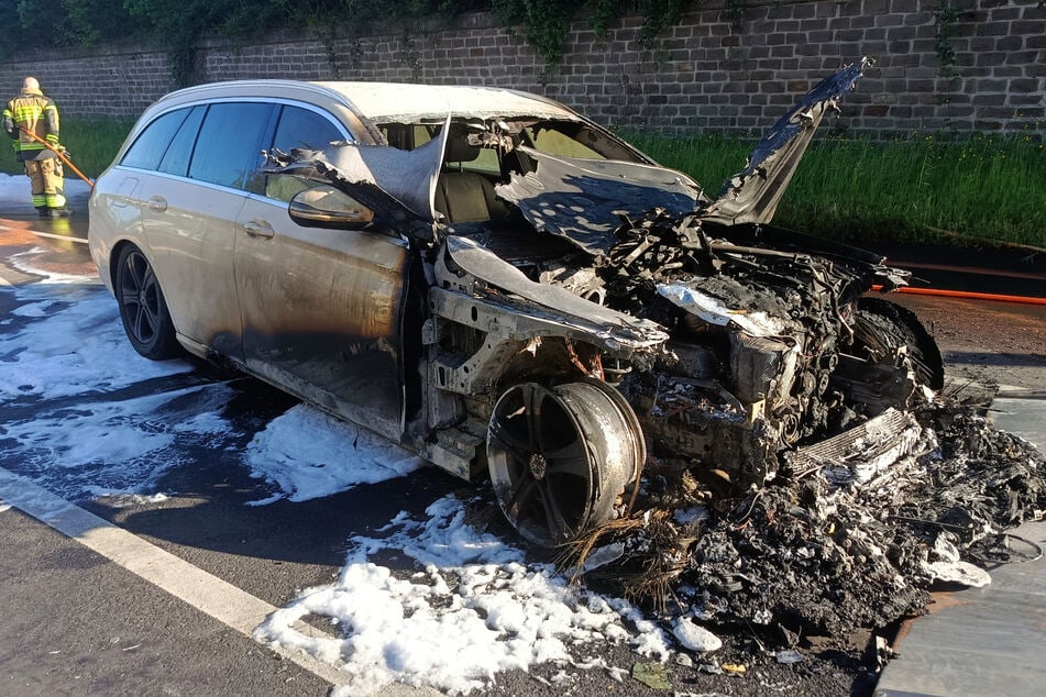 Das Taxi des 36-Jährigen brannte vollständig aus und musste abgeschleppt werden.