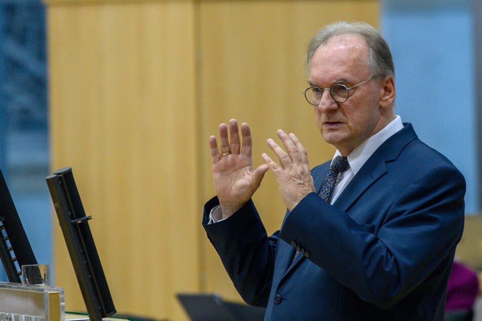 Sachsen-Anhalts Ministerpräsident Reiner Haseloff (68, CDU) will im Januar einen Schulgipfel abhalten. (Archivbild)
