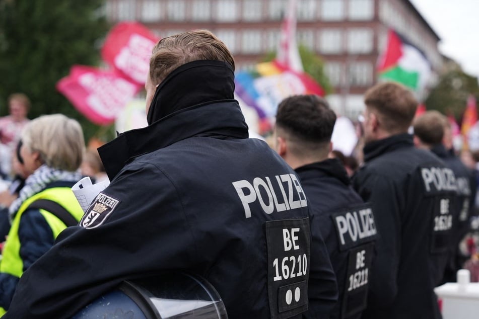 Berlin: Pyro, Parolen, Festnahmen: Polizei muss bei Wehrpflicht-Demo mit Tausenden Teilnehmern eingreifen