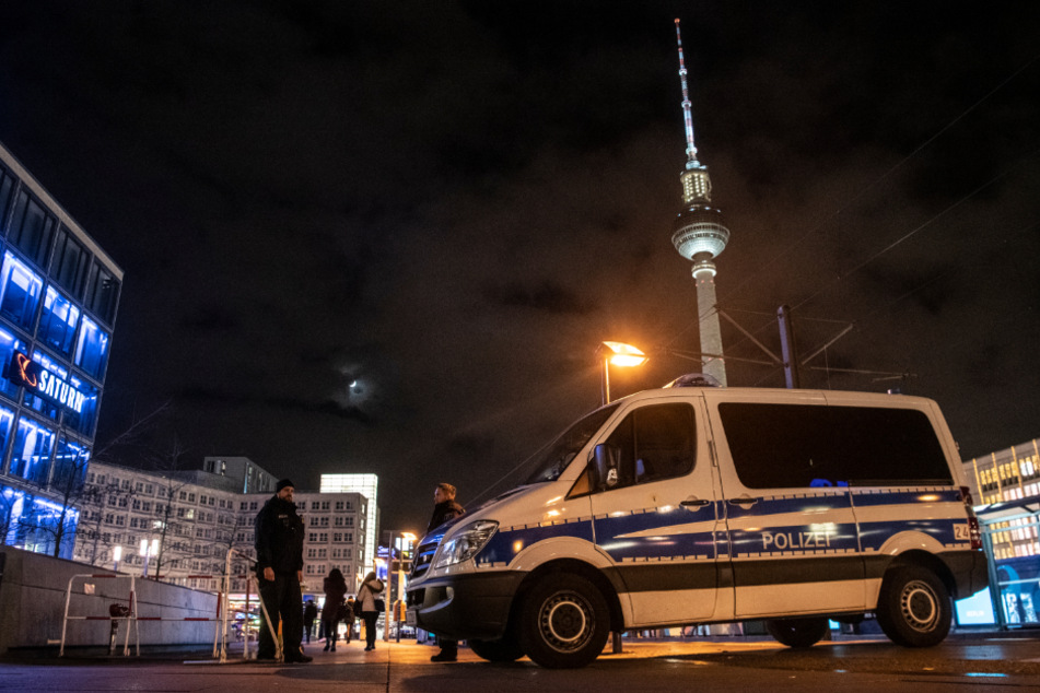 Aufgrund eines Drohanrufes eines bislang Unbekannten wurde die Polizeipräsenz am gestrigen Sonntagabend am Alexanderplatz in Berlin erhöht. (Archivbild)