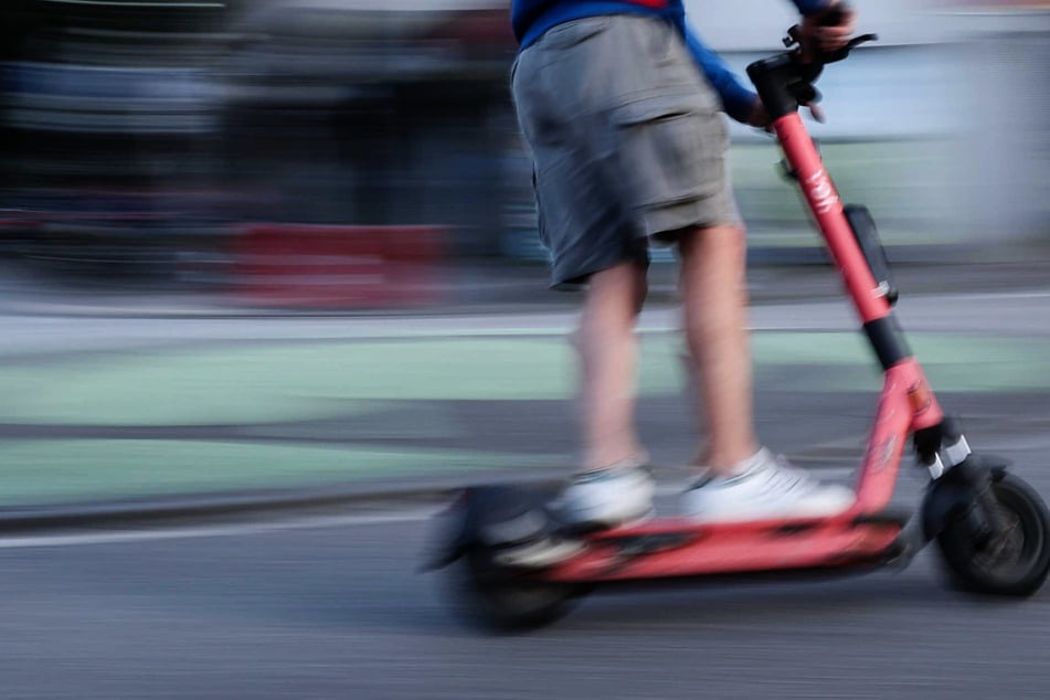 E-Scooter auf Landstraße von Auto erfasst: Fahrer (†13) stirbt noch an der Unfallstelle