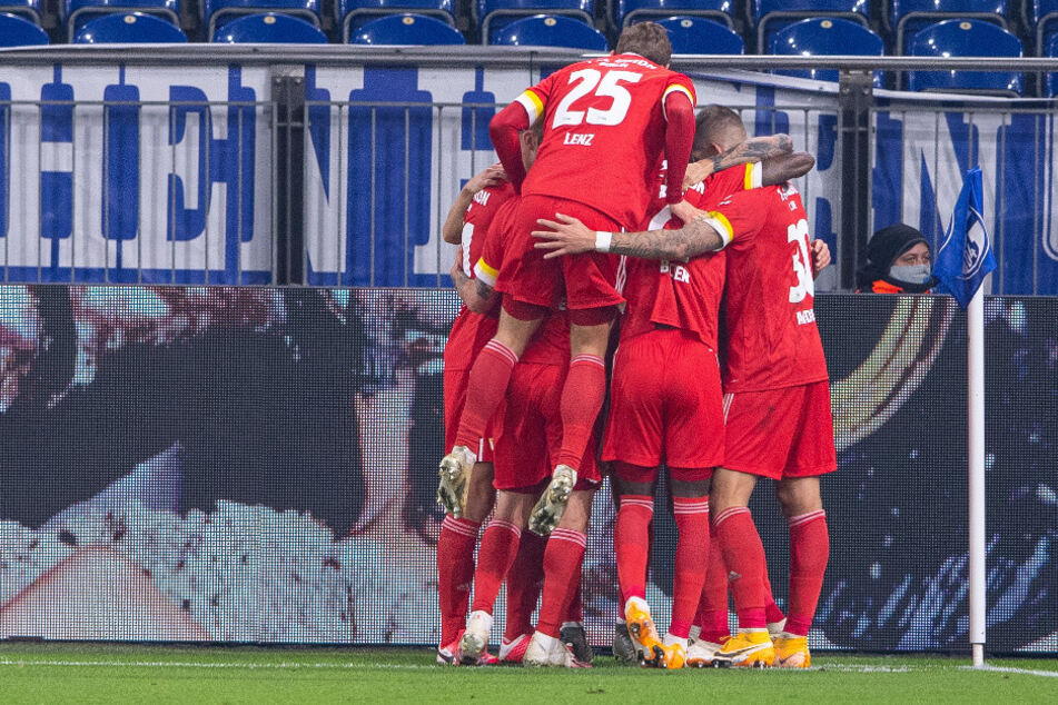 Die Mannschaft vom 1. FC Union Berlin bejubelt den Führungstreffer von Marvin Friedrich.