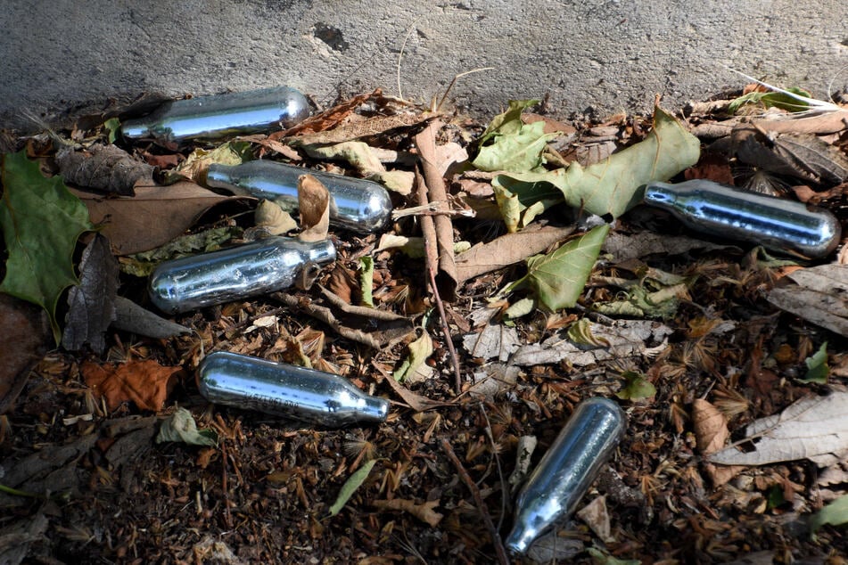 Immer wieder auf öffentlichen Plätzen zu sehen: Lachgas-Kartuschen liegen auf dem Boden herum. Meist ein klares Zeichen dafür, dass das Gas als Droge missbraucht wurde. (Symbolfoto)