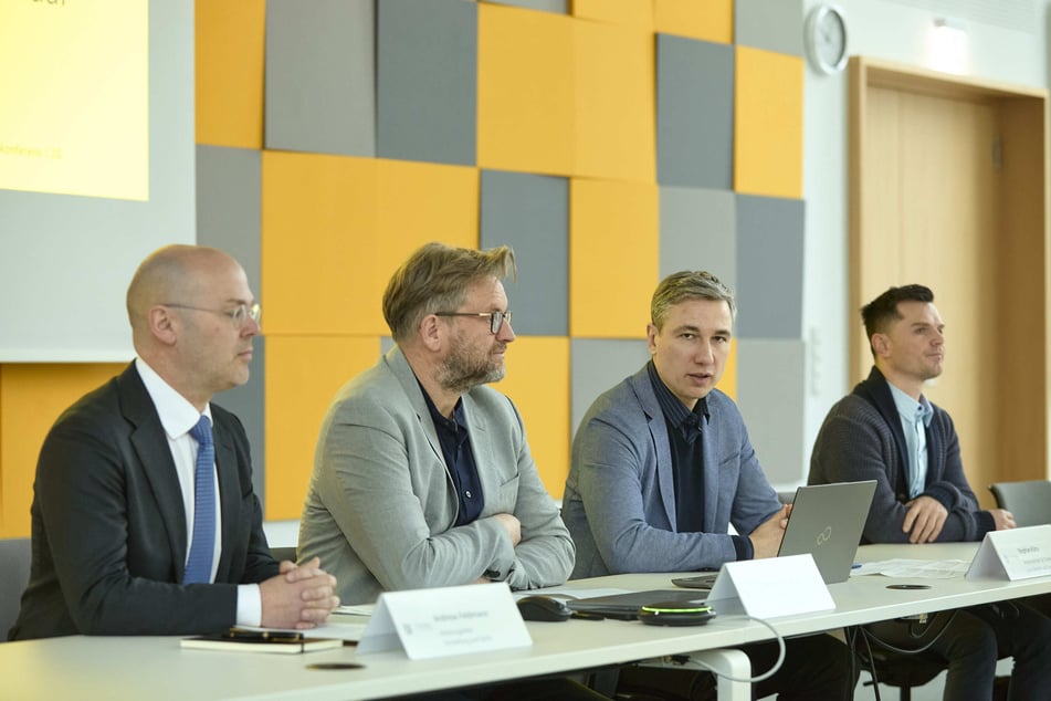 Vertreter der Stadt um Bürgermeister Stephan Kühn (46, Grüne, 2.v.r.) erklärten am Freitag, wie sie den Bauturbo für Dresden nutzen möchten.