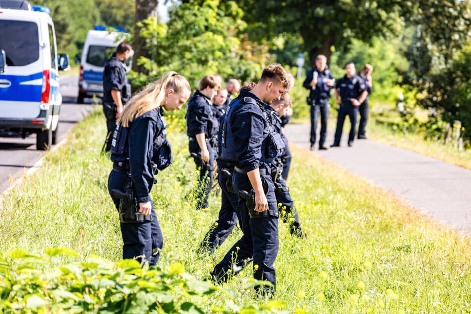Zurzeit suchen Einsatzkräfte den Tatort noch einmal gründlich ab.
