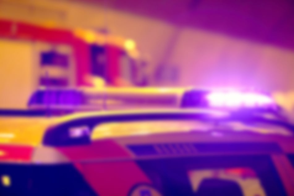 Eine Fußgängerin (43) ist am Montagabend bei einem Unfall in Odenthal schwer verletzt worden. Ein Autofahrer (75) hatte sie übersehen (Symbolbild).