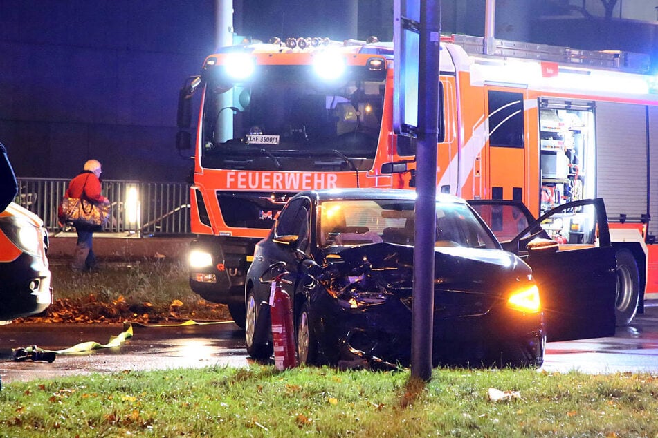 Der Seat ist durch den heftigen Aufprall gegen einen Mast geprallt.