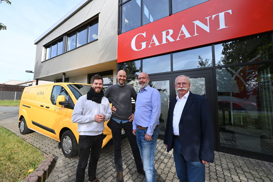 Die Firmen Garant und Aira haben für die Installation von Wärmepumpen fusioniert: Aira-Mitarbeiter Christoph Barth (36) und Carlo Mellis (48), Garant-Geschäftsführer Danilo Voigtmann (47) mit Vater Holger Voigtmann (70).
