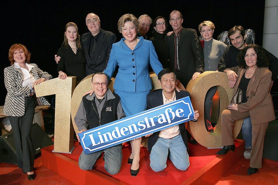 Auch "Lindenstraße"-Star Georg Uecker (63, 4.v.r) wird mit dem Verdienstorden des Landes Nordrhein-Westfalen ausgezeichnet.