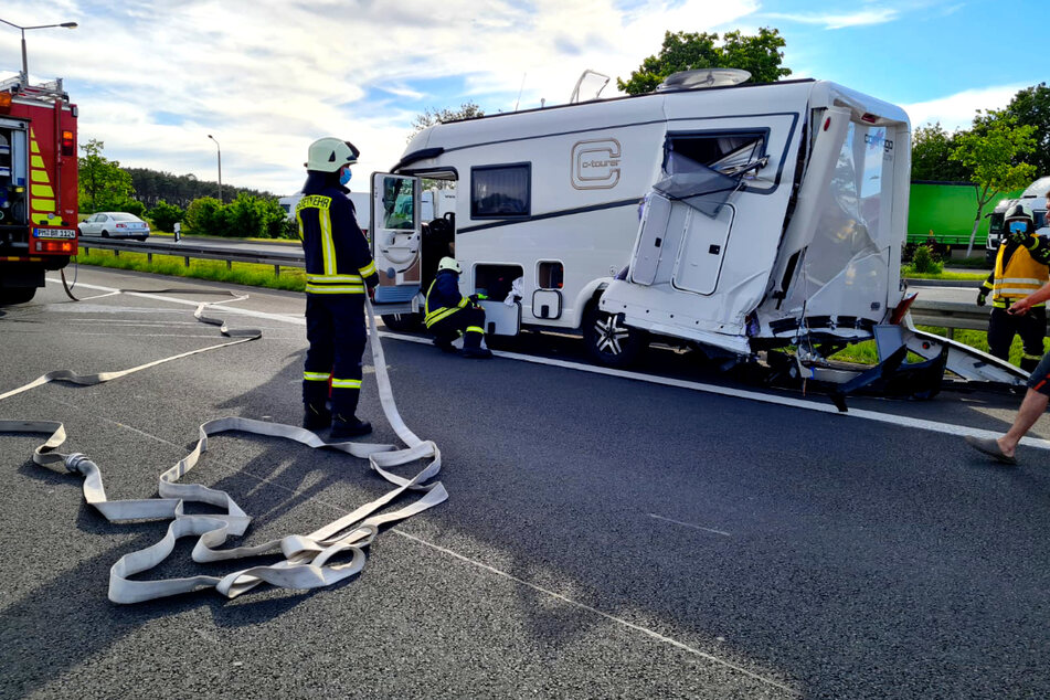 Ein Auto war mit einem Wohnmobil kollidiert.
