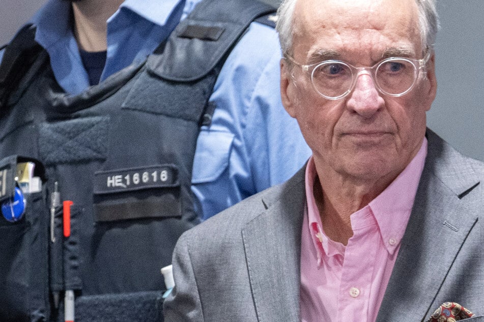 Heinrich XIII. Prinz Reuß (72) muss sich vor dem Oberlandesgericht Frankfurt als Kopf einer mutmaßlichen Gruppe von Reichsbürger-Terroristen verantworten.