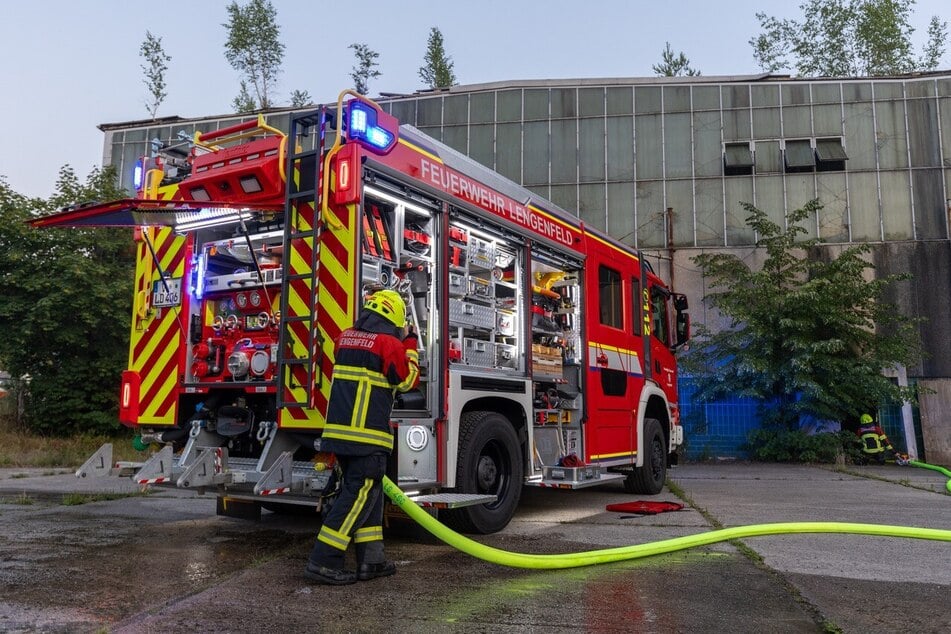 Feuerwehreinsätze im Vogtland: Mann bei Brand in Lagerhalle verletzt
