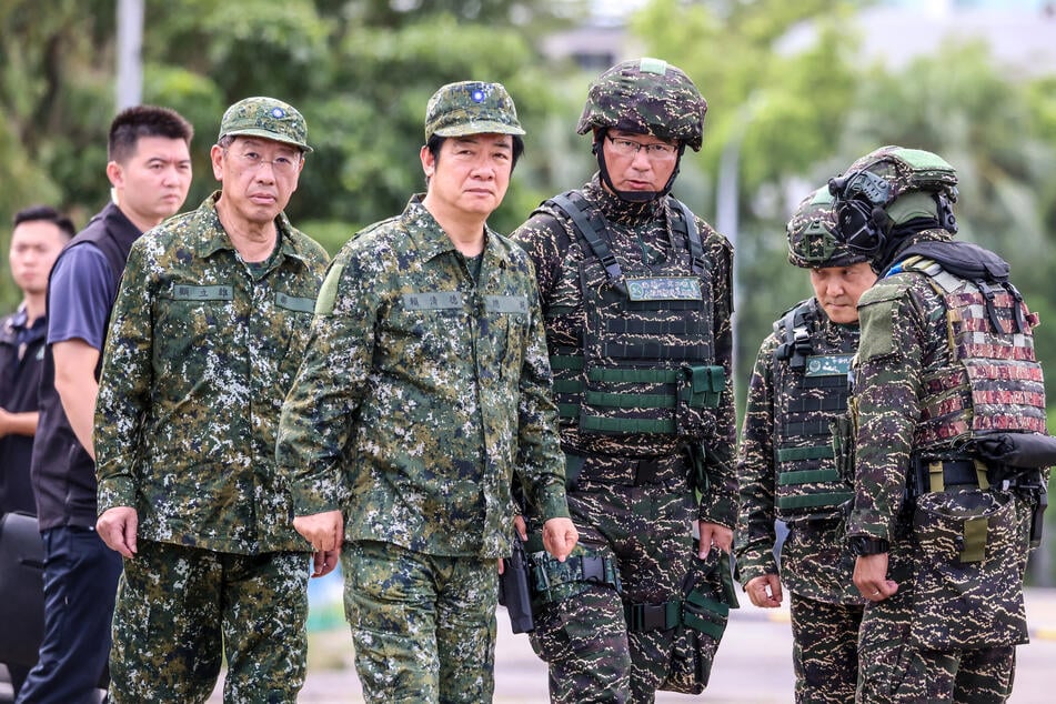 Taiwanese President Lai Ching-Te (center l.) used his country's National Day celebrations to announce that construction on the "T-Dome" would be sped up.