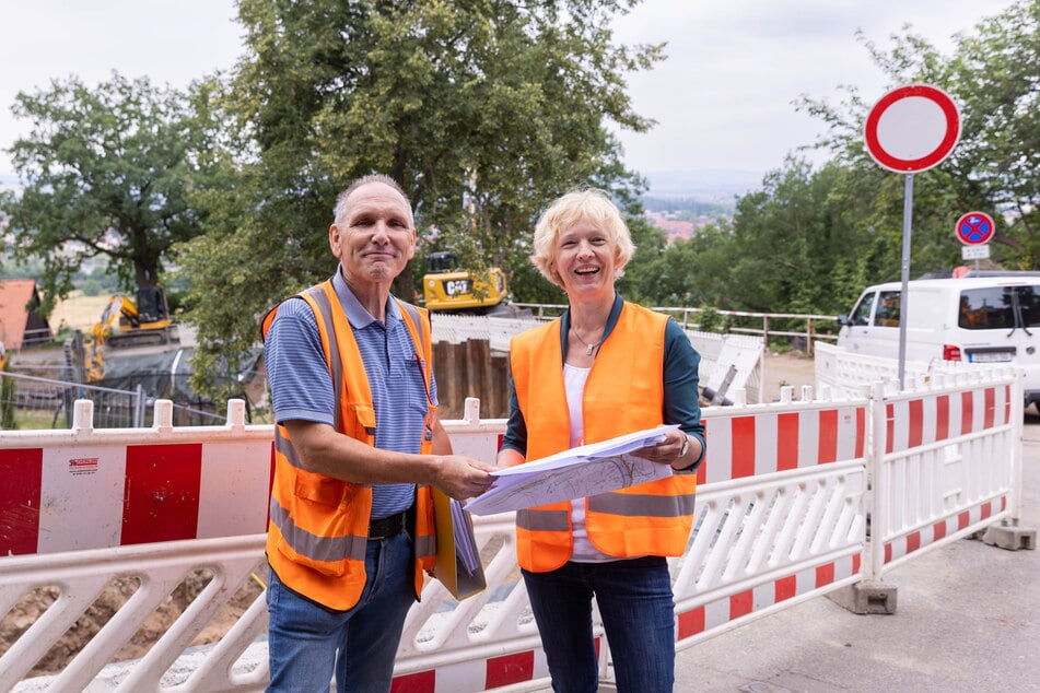 Bauamtsleiterin Simone Prüfer (57) und Rolf Mörbt (65) haben gestern vor Ort über den aktuellen Baufortschritt informiert.