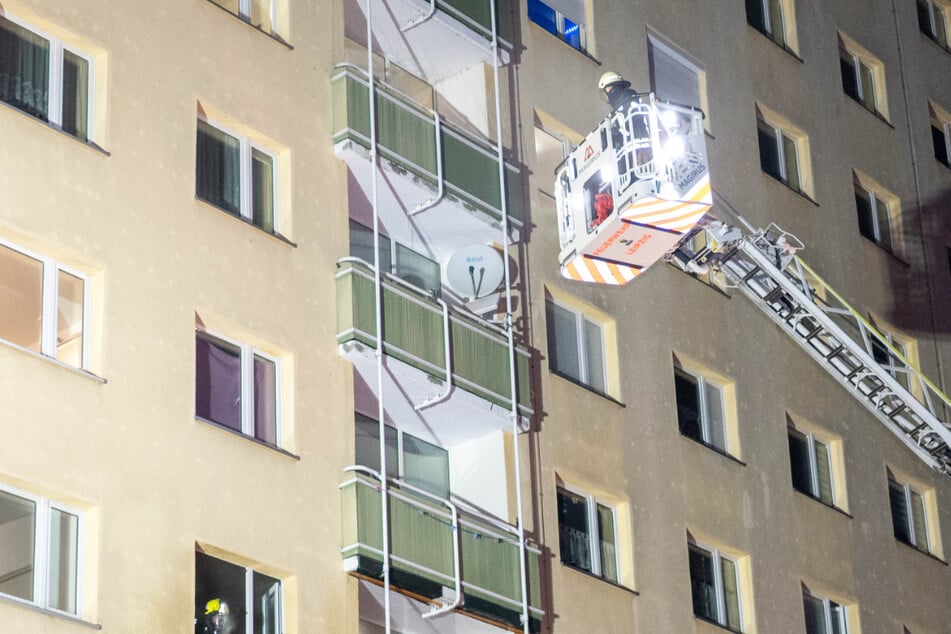 Leipzig: Wieder Brand in Leipziger Wohnblock: Feuerwehr rettet Anwohner per Drehleiter