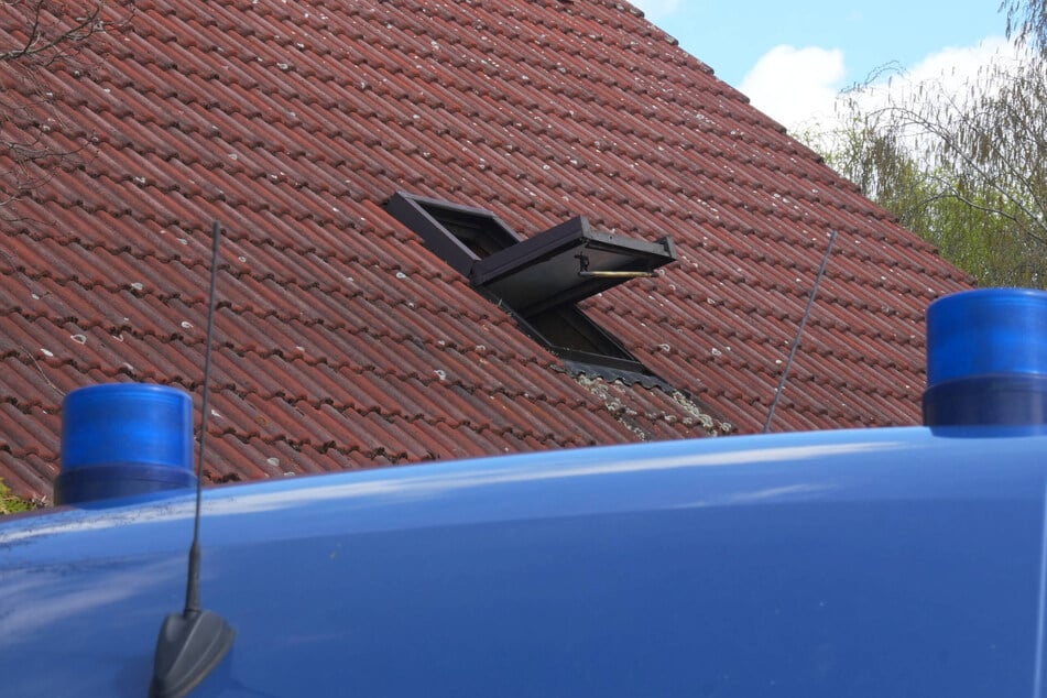 Bilder von Montagmittag lassen nur erahnen, wie es im Inneren des nicht mehr bewohnbaren Hauses aussieht.