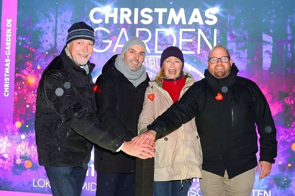 Mit einem symbolischen Schlag auf den Buzzer eröffneten am Freitagabend Prof. Dr. Dominik Begerow (v.l.n.r.), Michael Matthiessen, Anne Krischok (Gesellschaft der Freunde des Botanischen Gartens) und Lutz Grotehöfer (Geschäftsführer Christmas Garden Deutschland GmbH) die dritte Auflage des Licht-Events in Hamburg.