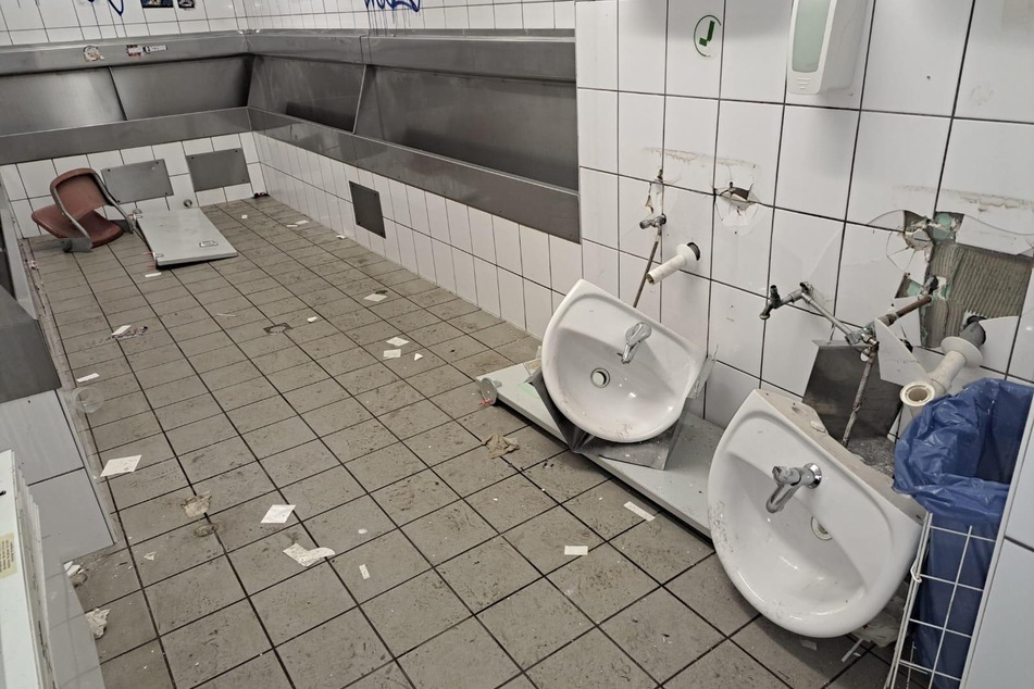 Ein Bild der Verwüstung hinterließen Chaoten von Carl Zeiss Jena im Cottbuser Sanitärbereich.