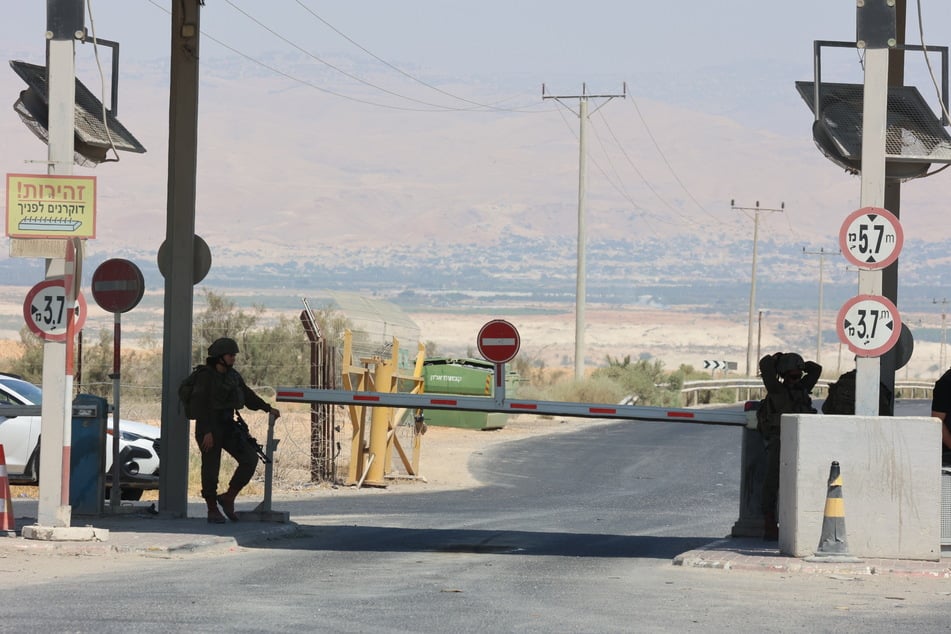 Zwei israelische Soldaten wurden kürzlich an einem von Israel kontrollierten Grenzübergang zwischen Jordanien und dem Westjordanland getötet. Israel sperrte ihn, nun kehrt wieder Normalität ein.