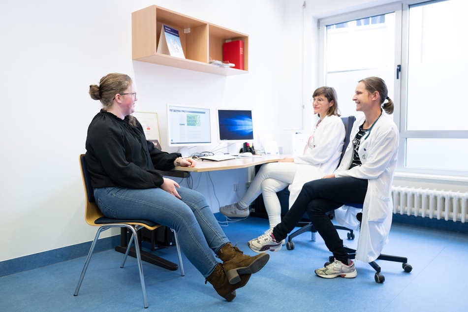 Die beiden UKD-Ärzte Judith Lohse (r.) und Katharina Egger-Heidrich besprechen mit Patientin Michelle Müller die nächsten Behandlungsschritte.