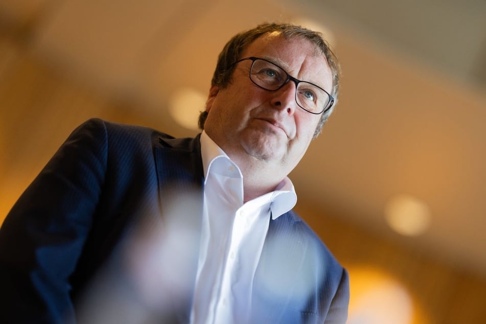 NRW-Verkehrsminister Oliver Krischer (57, Grüne) möchte die Schulwege in seinem Land sicherer machen. (Archivfoto)