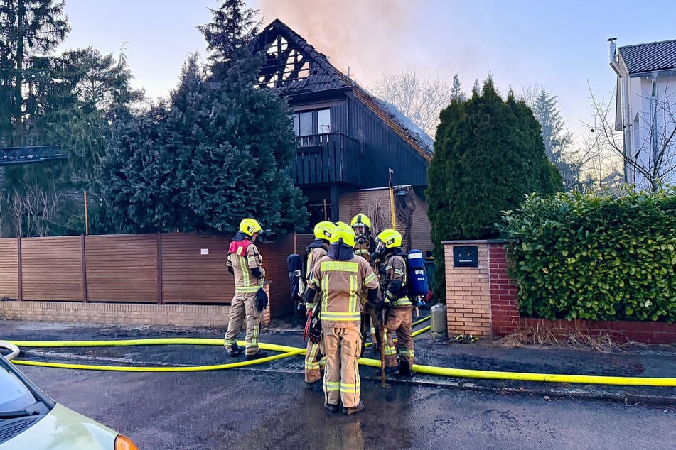 Das Dach des Brandhauses ist sichtbar beschädigt.