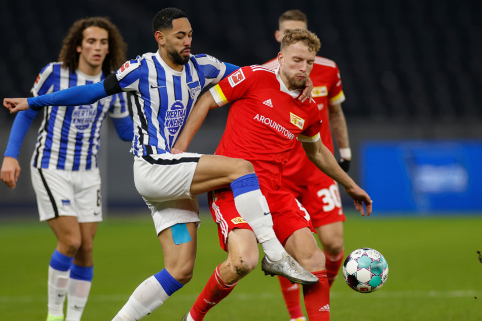 Herthas Matheus Cunha (l.) im Zweikampf mit Unions Marvin Friedrich.