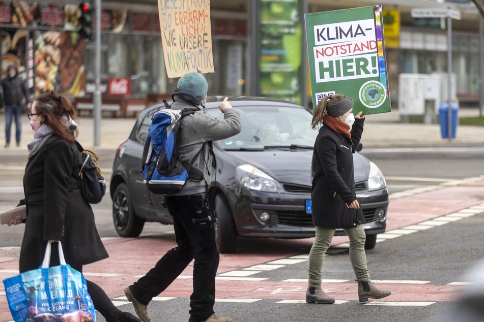 Aktivisten von "Parents for Future" demonstrierten mit Plakaten an der Kreuzung Brückenstraße/Straße der Nationen. Sie wollen die Aufmerksamkeit der Autofahrer auf sich ziehen.