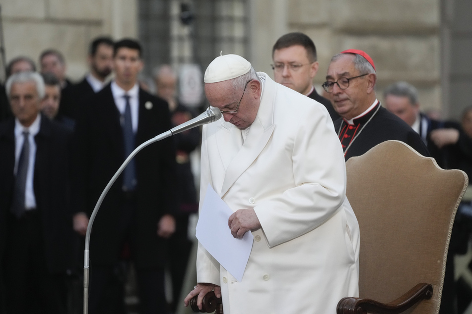 Papst Franziskus (85) weinte, als er während seines jährlichen Weihnachtsbesuchs der Statue in der Nähe der Spanischen Treppe für den Frieden in der Ukraine betete.