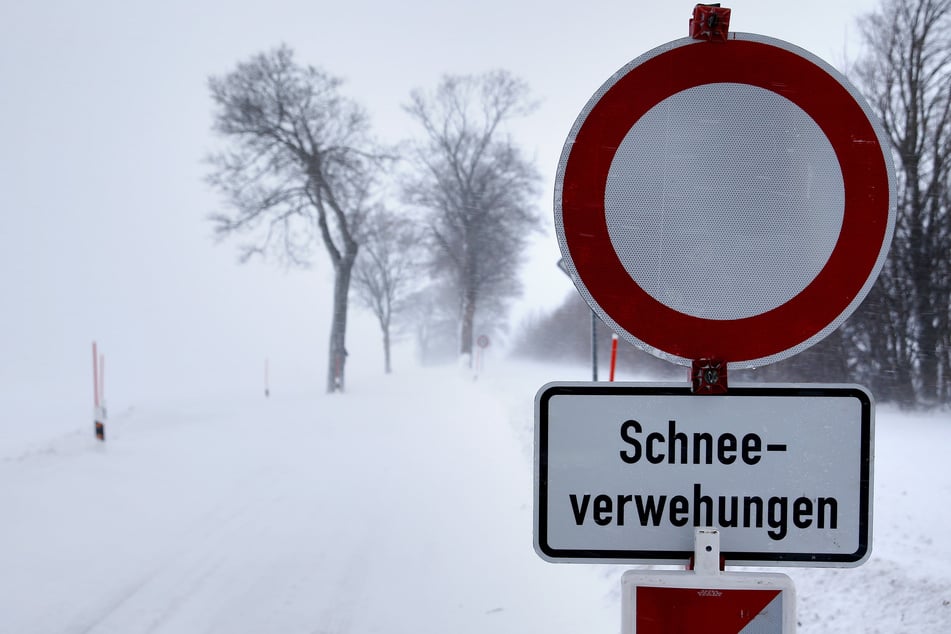 Auch vor Schneeverwehungen wird gewarnt.