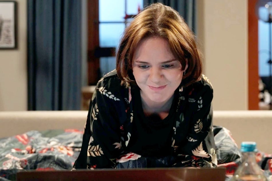 Jess (Juana Nagel, 29) ist fertig mit den Nerven – sie hat nicht nur Liebeskummer, sondern auch noch Ärger mit ihrem Chef. Mit viel Wut im Bauch schreibt sie eine Kündigungsmail an ihren Chef, schickt sie jedoch nicht ab. Glaubt sie jedenfalls …