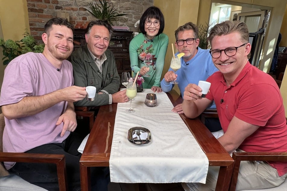 Alex (54, 2.v.r.) vergibt für Robins Geschmack eine zu niedrige Punktzahl.