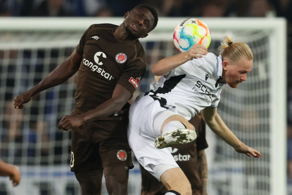 Der FC St. Pauli will endlich seinen ersten Saisonsieg einfahren - ob das ausgerechnet bei der heimstarken Arminia aus Bielefeld gelingt? (Archivfoto)