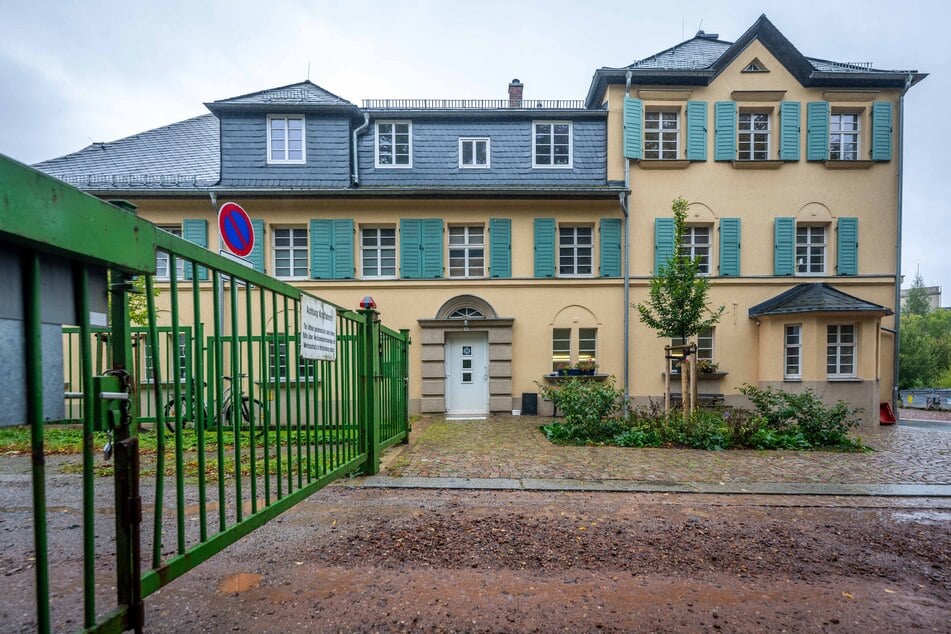 Die renovierte Fassade des Sozialgebäudes in der Kaufmannstraße trügt, der neue Wirtschaftshof ist nicht fertiggestellt.