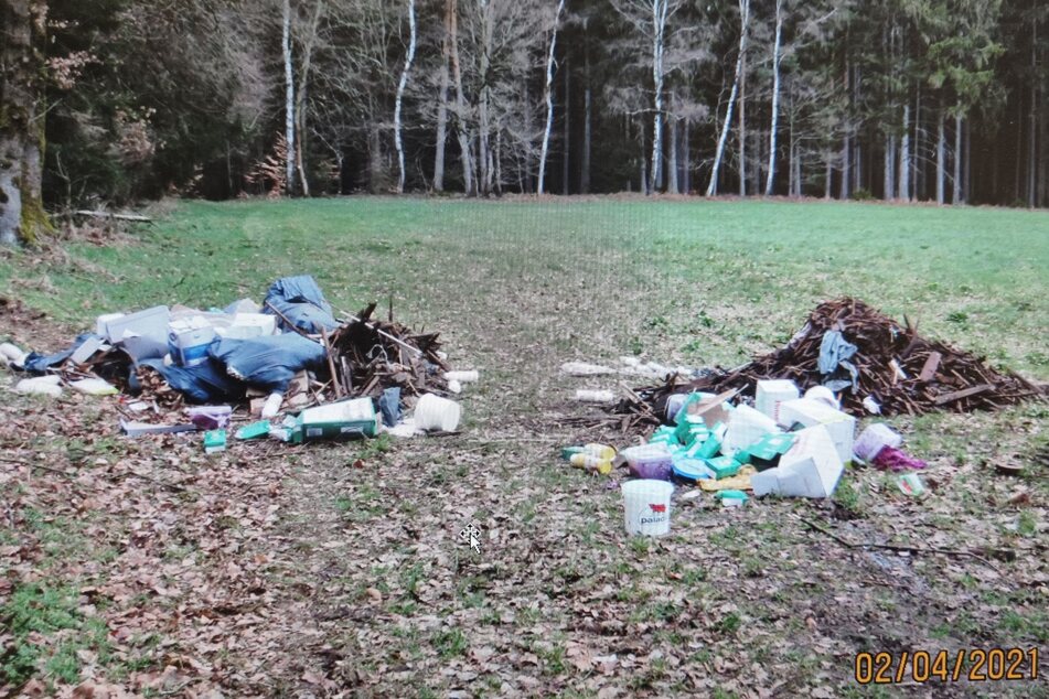 Da wurde der Wald zur Müllkippe: In Steinberg (Vogtland) haben Unbekannte ihren Hausmüll einfach in den Wald geworfen. Die Polizei sucht nun nach Hinweisen zu den Verursachern.
