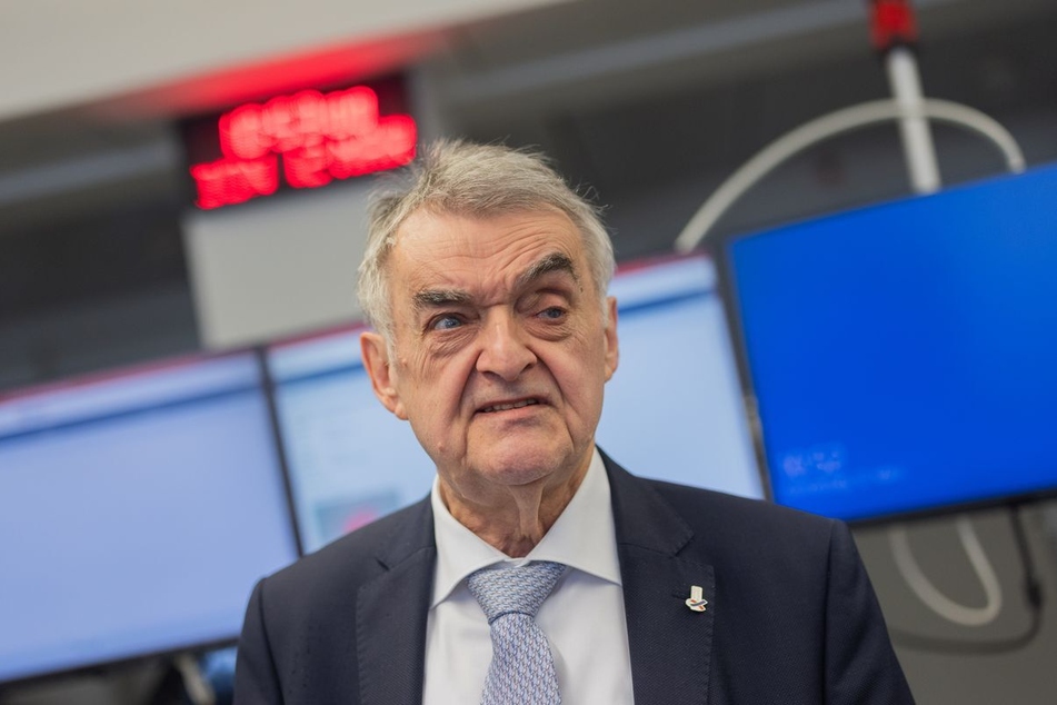 NRW-Innenminister Herbert Reul (73, CDU) sieht die Demokratie im Land gefährdet. (Archivfoto)