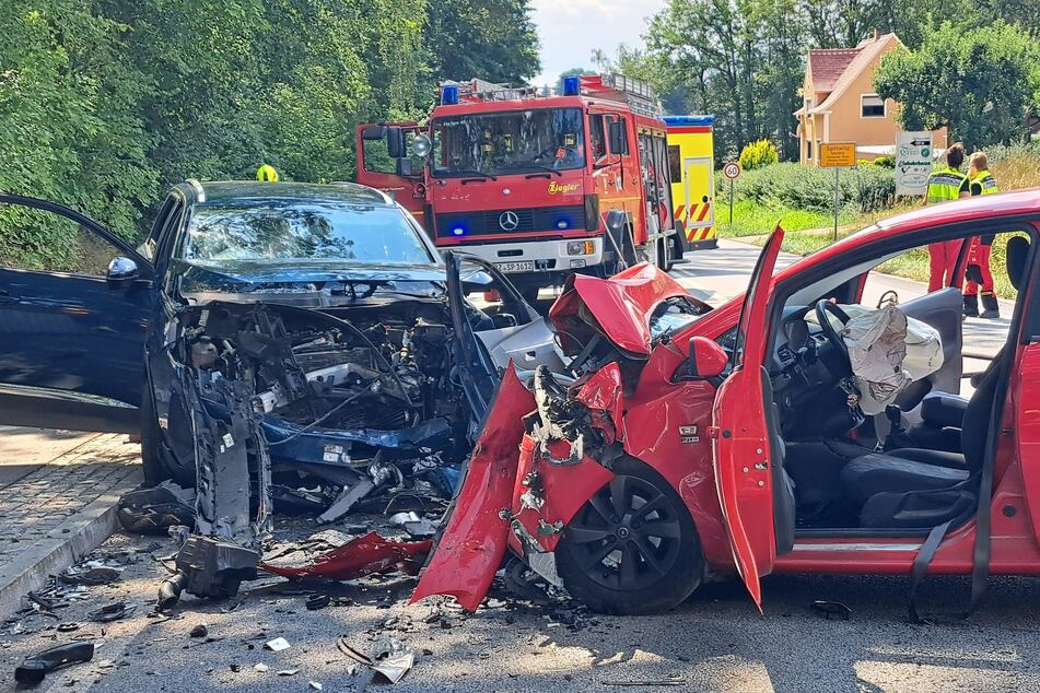 Die beiden Autos waren frontal ineinander gekracht.