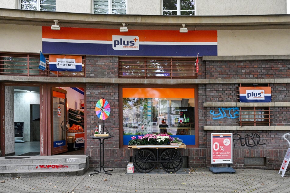 Altbekanntes Logo mit einem zusätzlichen Plus-Zeichen: "Plus+" an der Trachenberger Straße 22c hat täglich von 8 bis 21 Uhr geöffnet, auch an Sonn- und Feiertagen.