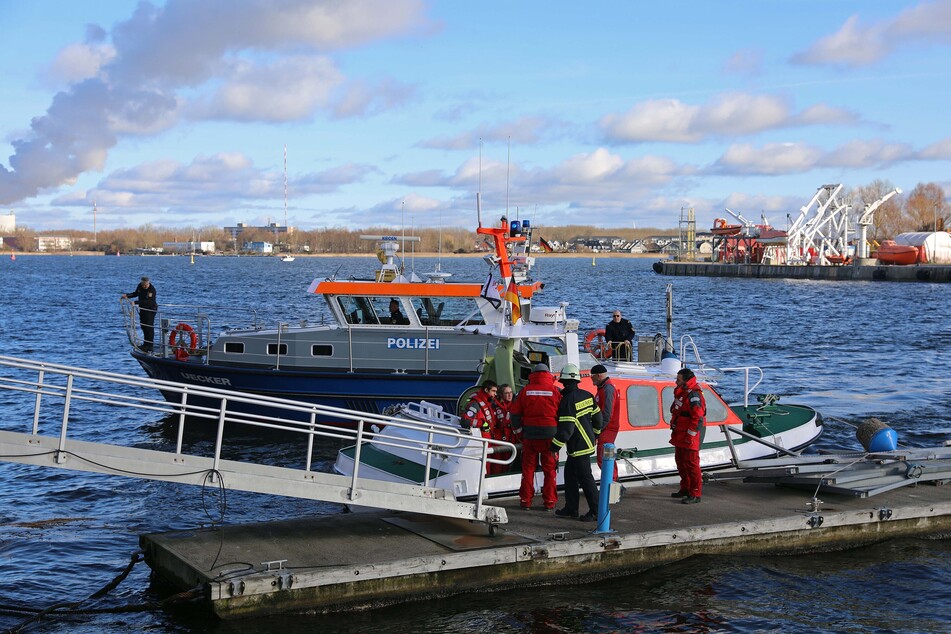 Rettungskräfte rückten am Samstag zum Rostocker Fischereihafen an.